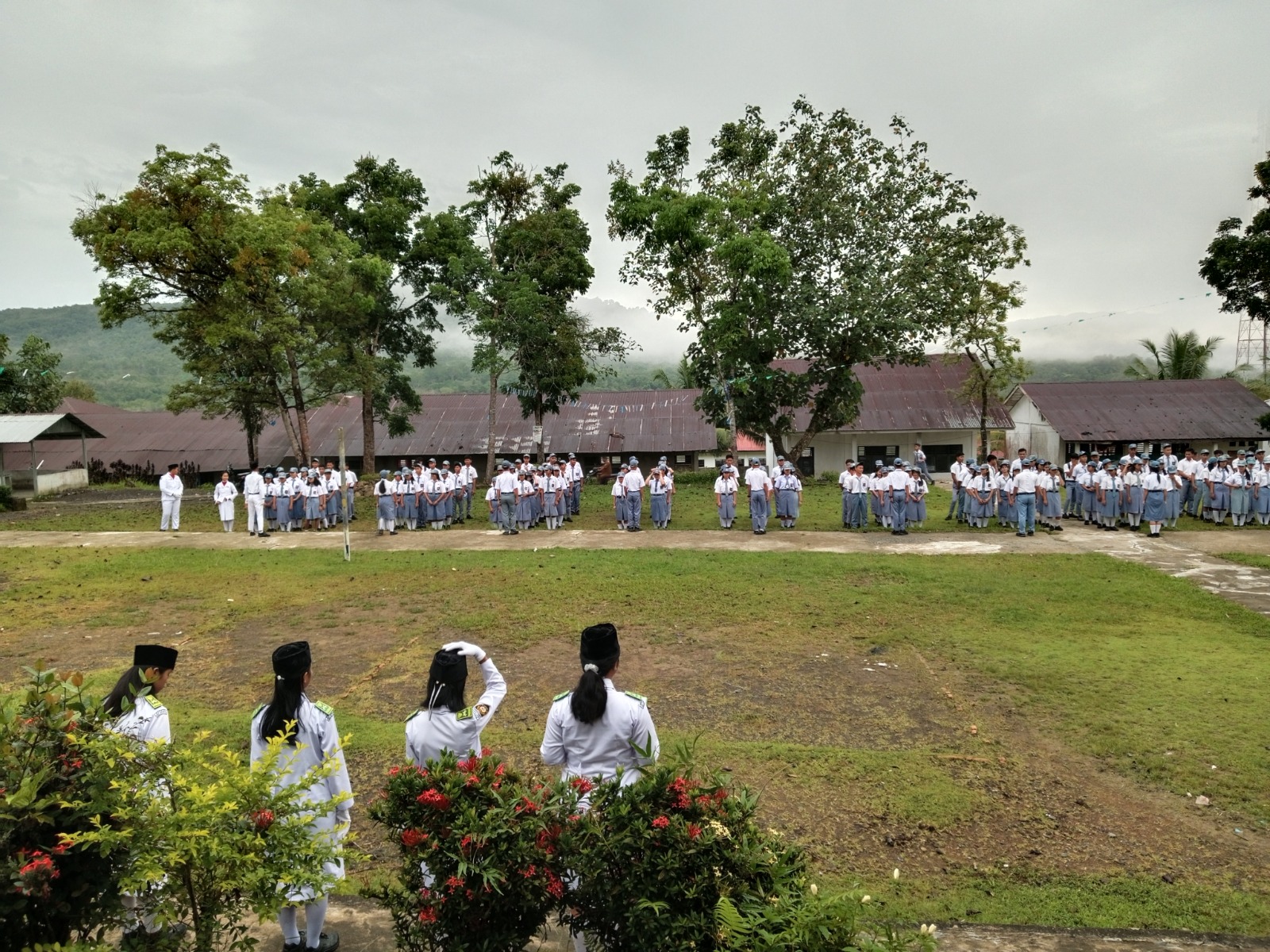 Barisan Siswa di Lapangan Sekolah