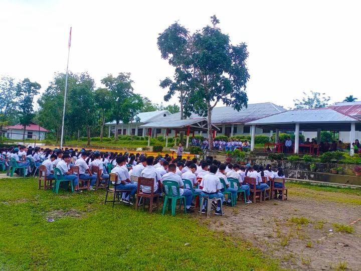 Pertemuan Siswa di Lapangan