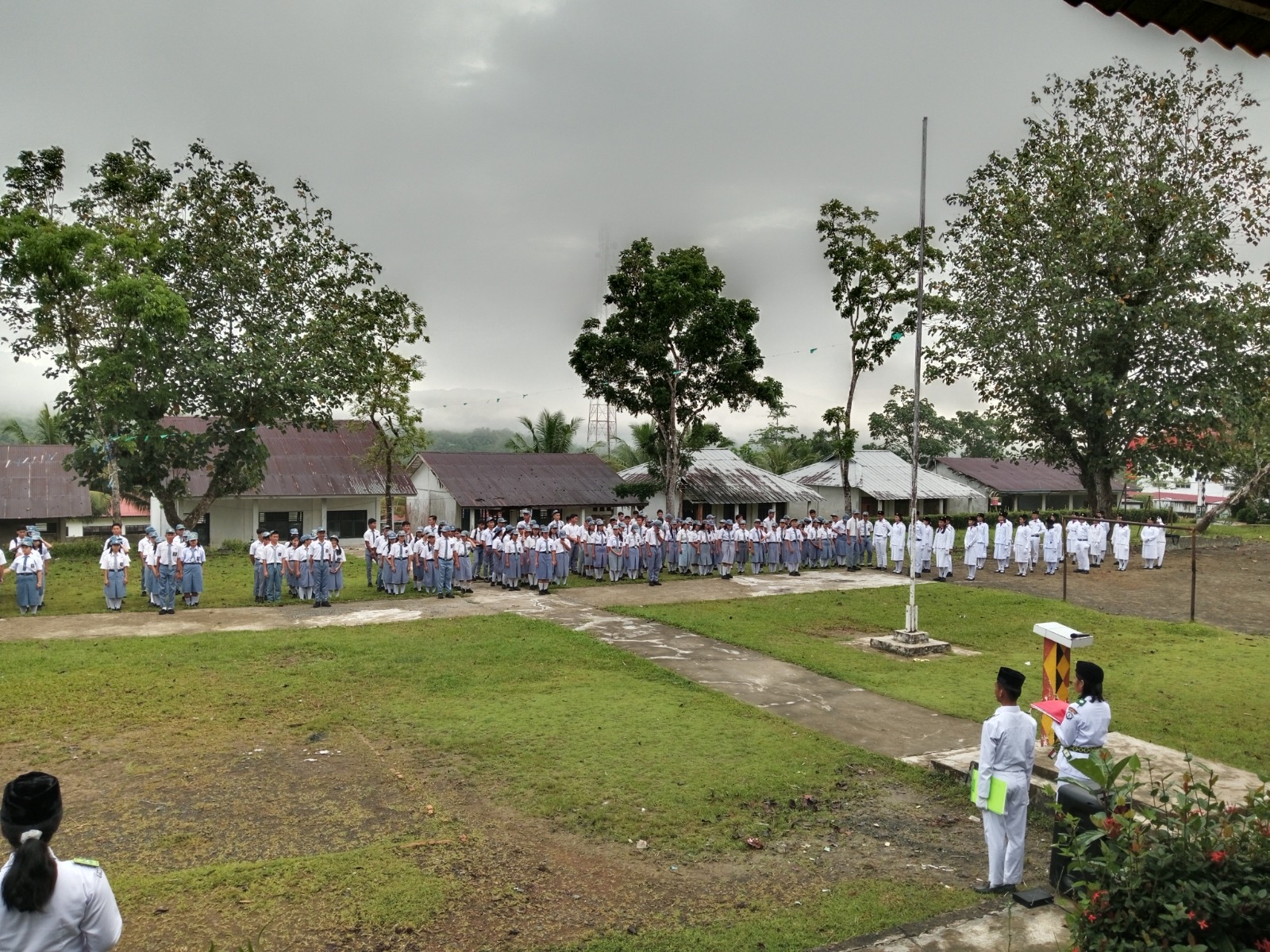Kebersamaan Siswa di Lapangan