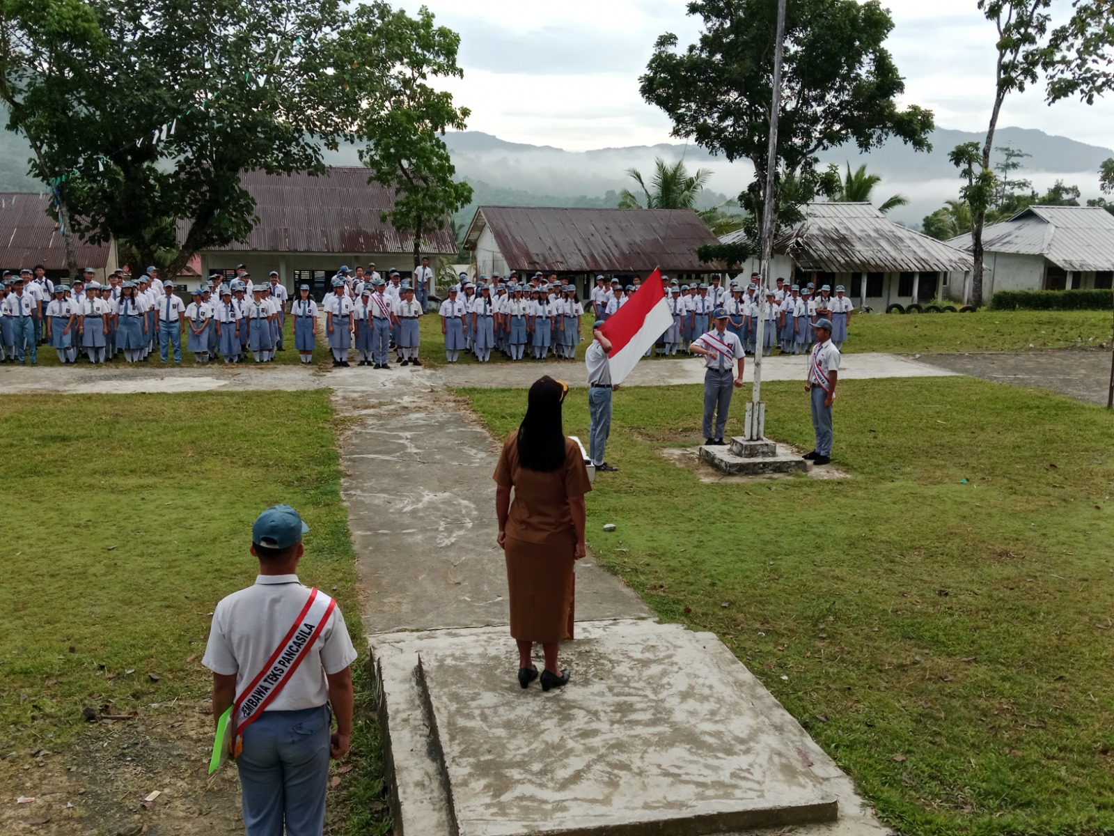 Pengibaran Bendera di Lapangan